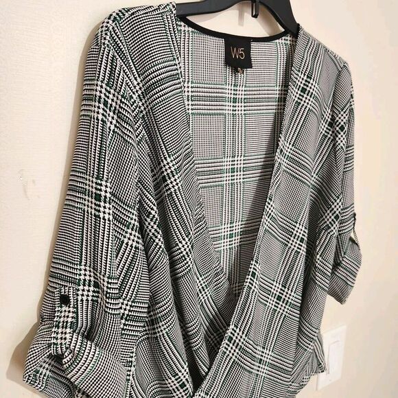 W5 Top Size Medium Green Open Front Twist Roll Tab Sleeves Lightweight New - Picture 2 of 9